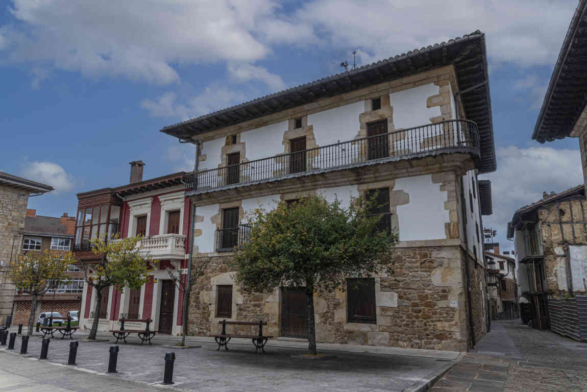 Vizcaya - Otxandio 07 - plaza Nagusia.jpg